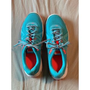 NIKE WOMENS TENNIS SHOES